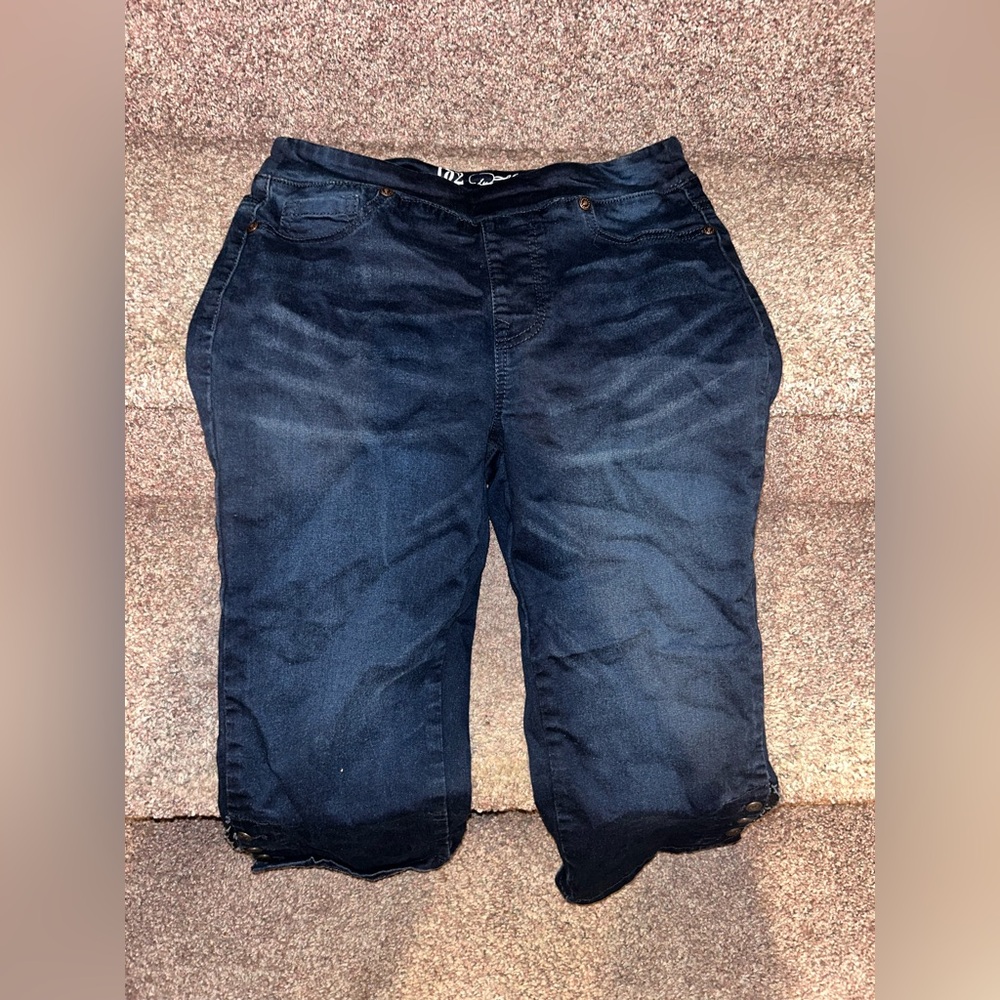 DG2 Diane Gilman Women’s XS Dark Wash Stretch Denim Capri Jeans, Button Detail